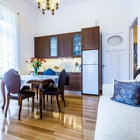 Neoclassical Apartment With 3 Bedrooms In Piraeus Exterior photo