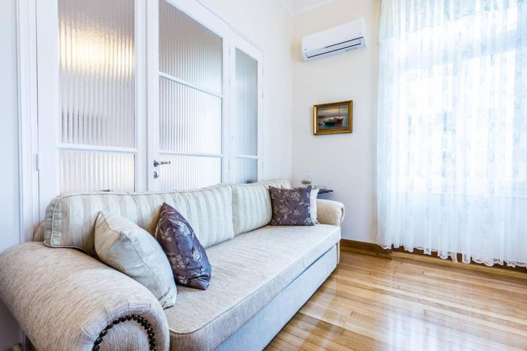 Neoclassical Apartment With 3 Bedrooms In Piraeus Exterior photo