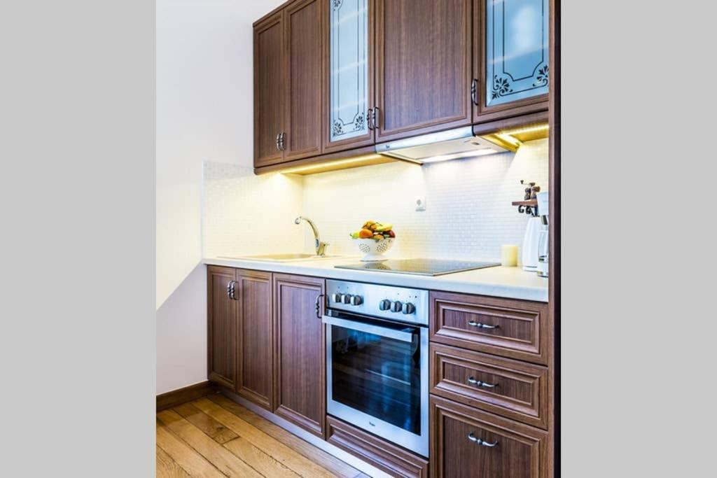 Neoclassical Apartment With 3 Bedrooms In Piraeus Exterior photo
