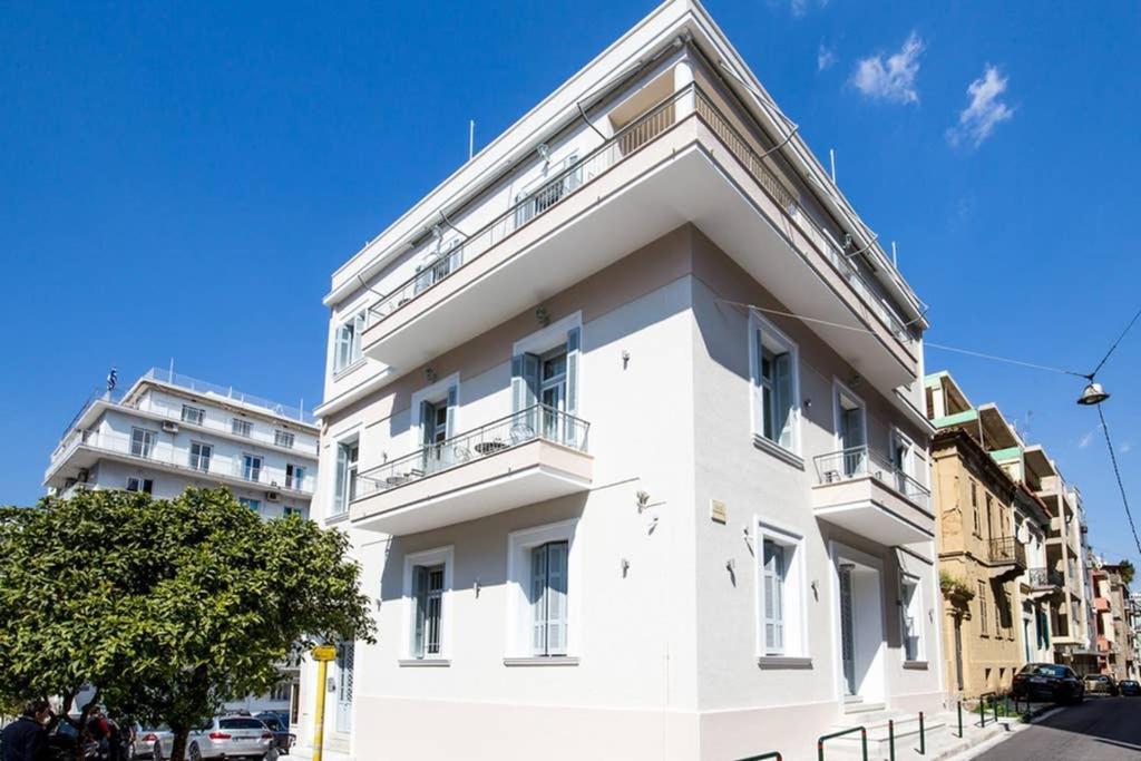 Neoclassical Apartment With 3 Bedrooms In Piraeus Exterior photo