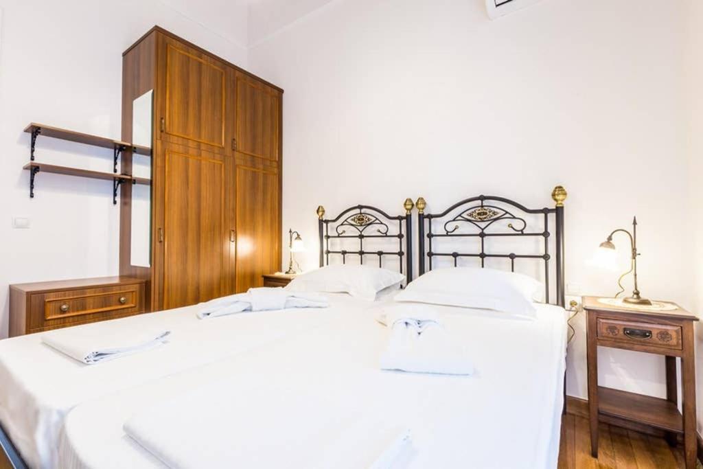 Neoclassical Apartment With 3 Bedrooms In Piraeus Exterior photo