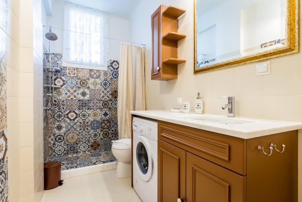 Neoclassical Apartment With 3 Bedrooms In Piraeus Exterior photo
