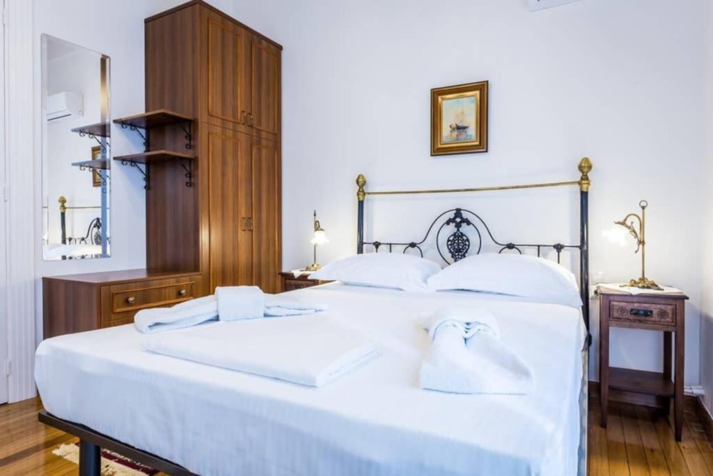 Neoclassical Apartment With 3 Bedrooms In Piraeus Exterior photo